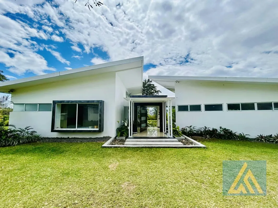Charming One Story House for Sale in San Bosco, Santa Bárbara – A Luxury Retreat in Nature.