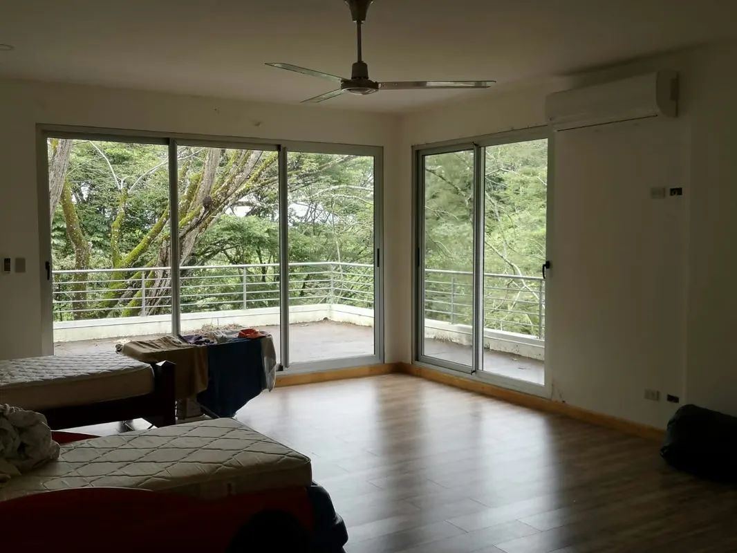 5 dorm, (dos dorm en la primera planta, dos en la segunda planta y una en la tercera planta), 5 baños, amplia sala, cocina, dos ...