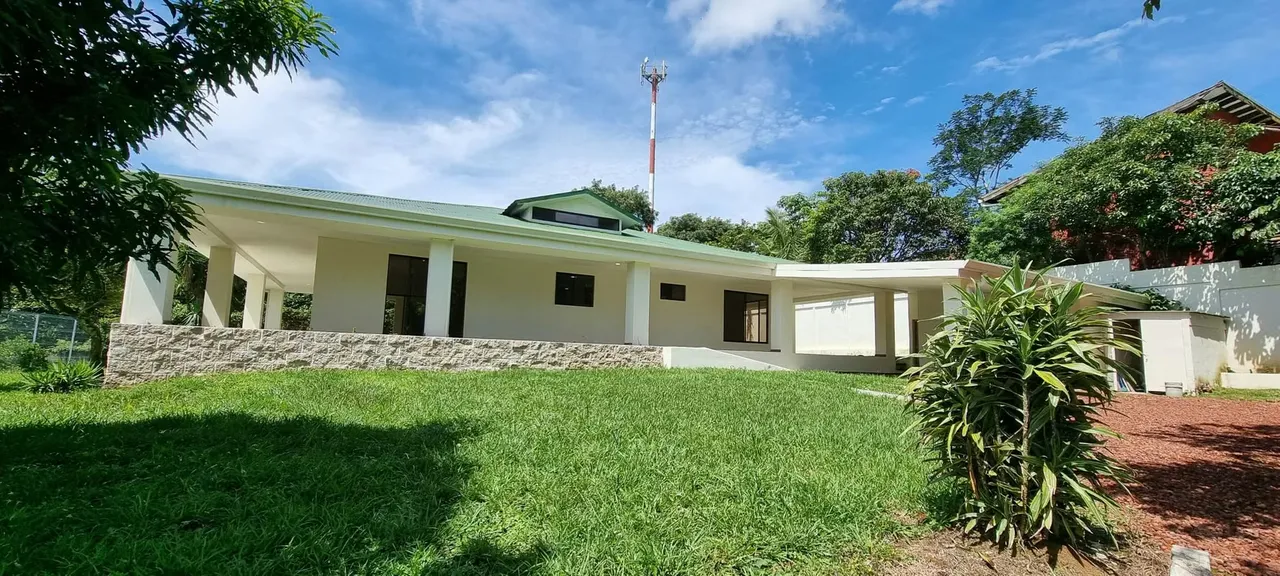 CASA  EN ALQUILER FRENTE AL RODEO, CIUDAD COLON. $2200