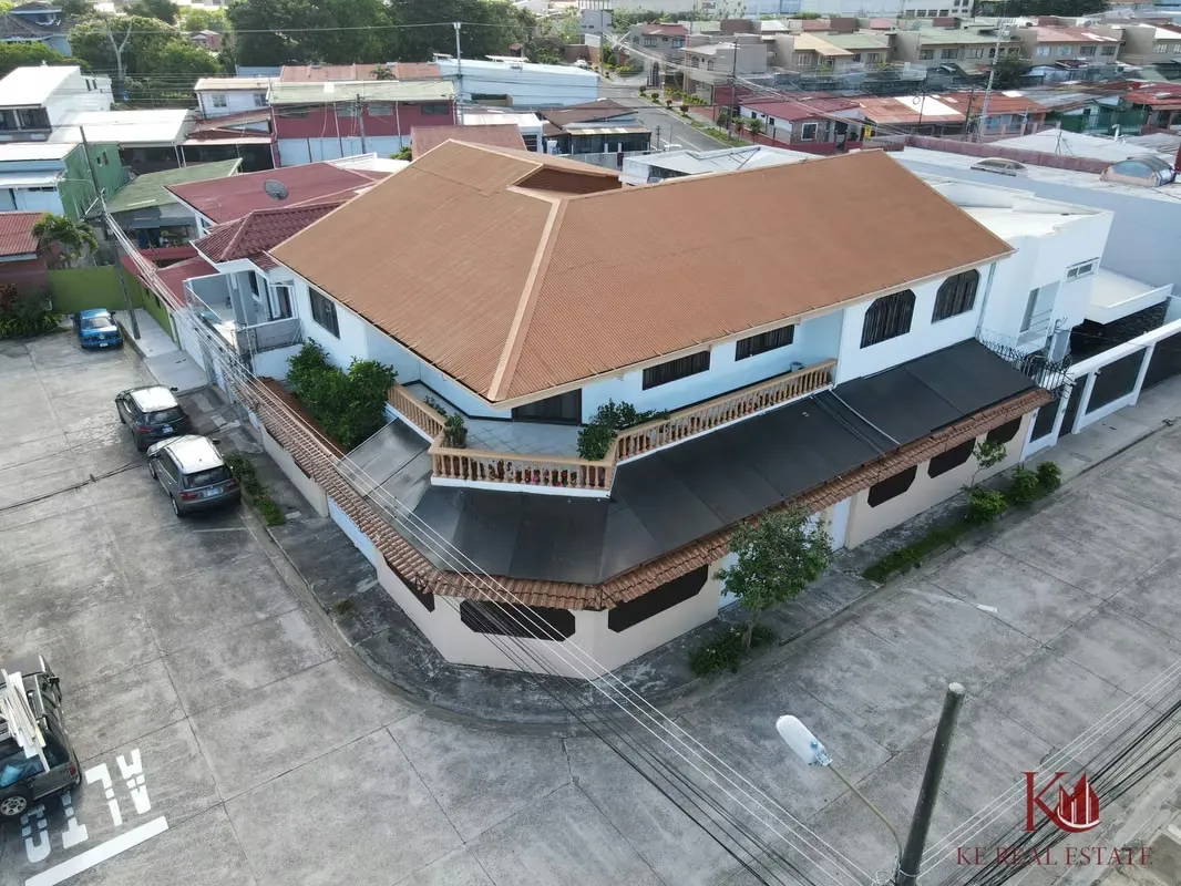 VENTA AMPLIA CASA EN RESIDENCIAL EN LLORENTE, TIBÁS