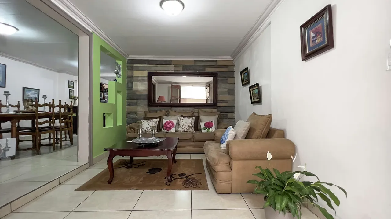 Se vende Propiedad con una Casa y dos Apartamentos, Moravia (FE).