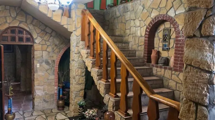 Majestic Baroque-style castle property in San Josecito de Alajuelita: More than 1,000 m2 of construction, spacious spaces, commercial premises and rented residential ...