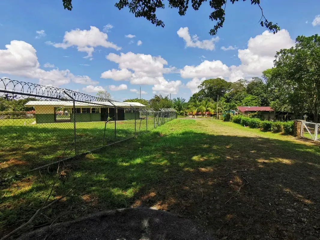 the pure center of Florida, all the main services (Ruta 32) and 5 min of the new project or development, are 25,000 mts, just over 2 hectares and ...