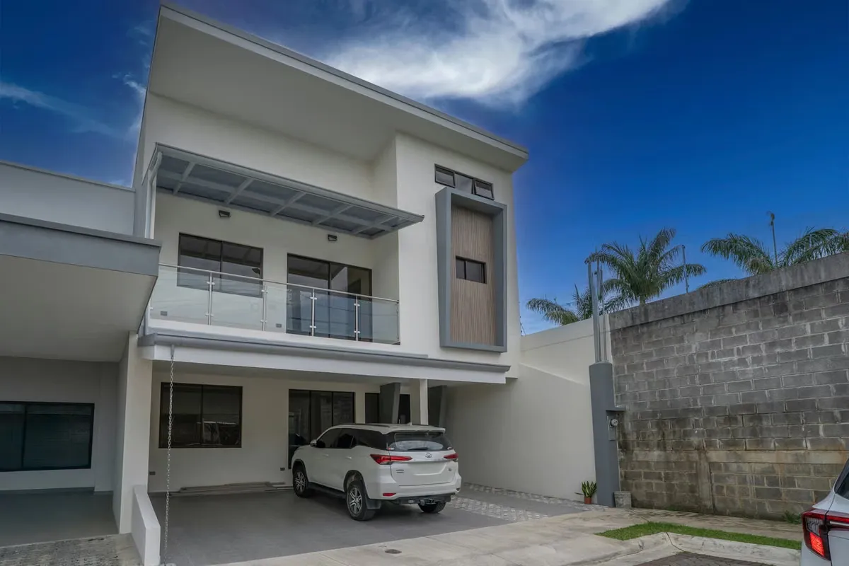 New house in prestigious condominium San Juan District in Tres Ríos, with extraordinary location close to prestigious schools and a varied commercial and gastronomic ...