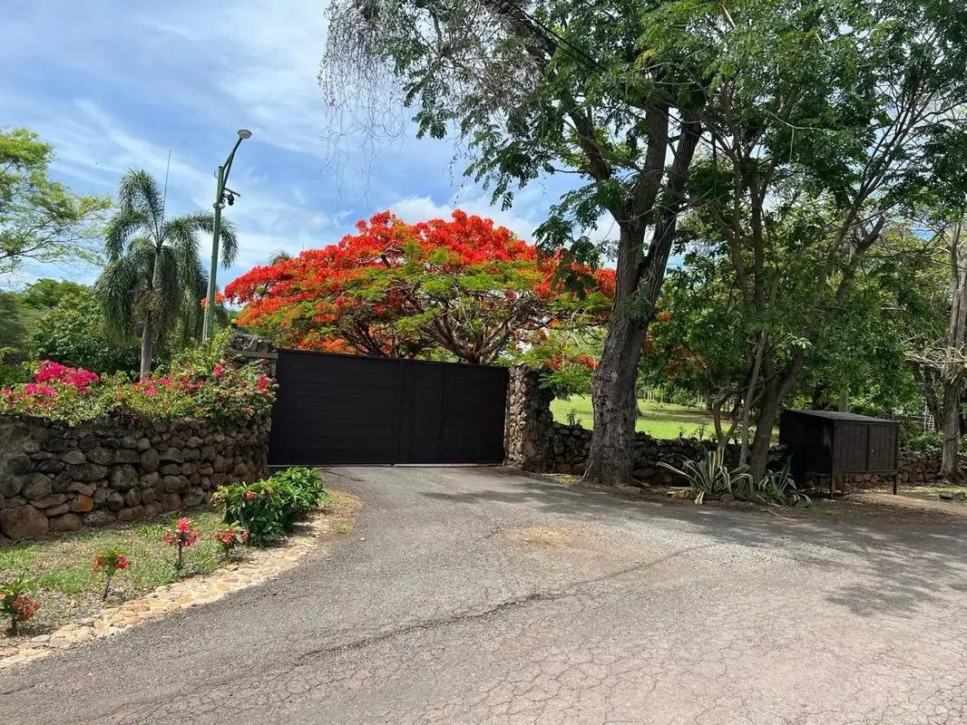Beautiful fifths from 5000 m2, 3 kilometers from Route 27 with excellent view to the mountains of Turrubares, surrounded by a lot of nature and fauna; it is on the ...