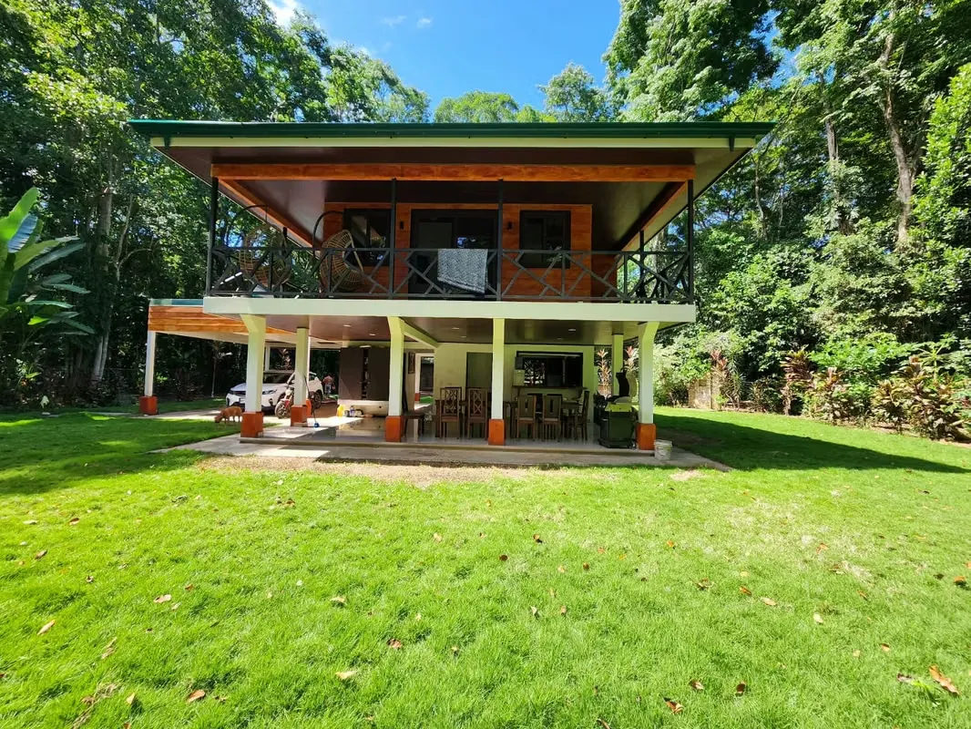 Playa Negra de Cahuita: Casa Moderna en Entorno Paradisíaco