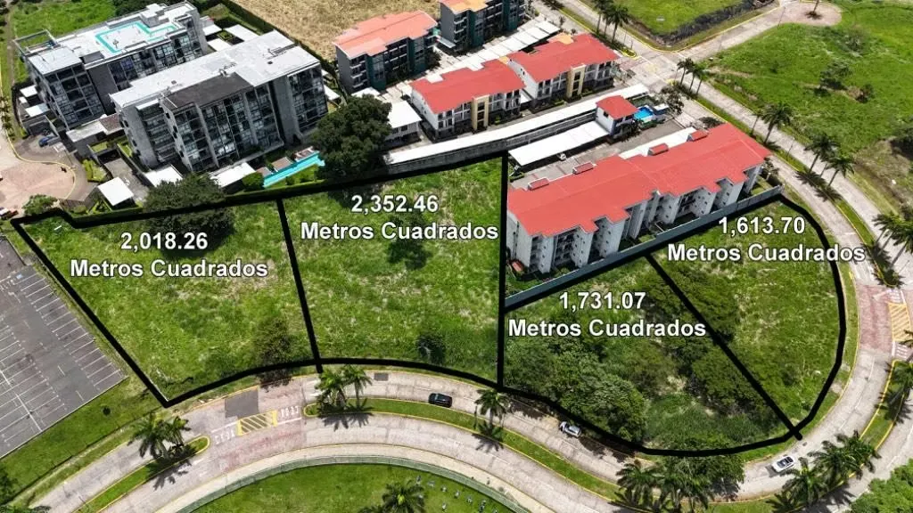 La propiedad se encuentra ubicada en varios lotes a la venta con uso de suelo mixto