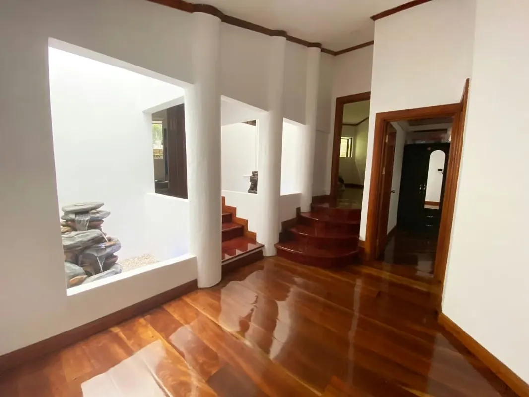 This spacious house of one floor and 430 m2 offers a cozy and comfortable atmosphere, ideal for families or professionals looking for a ...