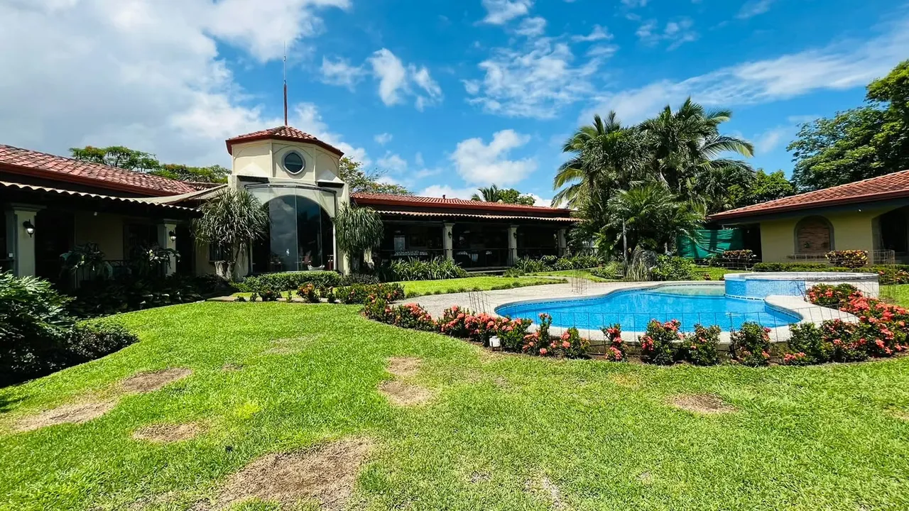 Venta. Ciudad Colón. Lujo, paz, hermosos jardines en una planta.