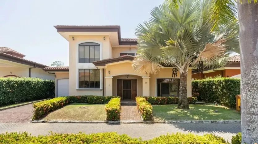 House for sale in Playa Bejuco 500 meters from the beach