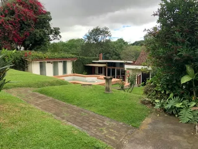 Alquiler de casa independiente de una planta con uso de suelo. Granadilla, Curridabat
