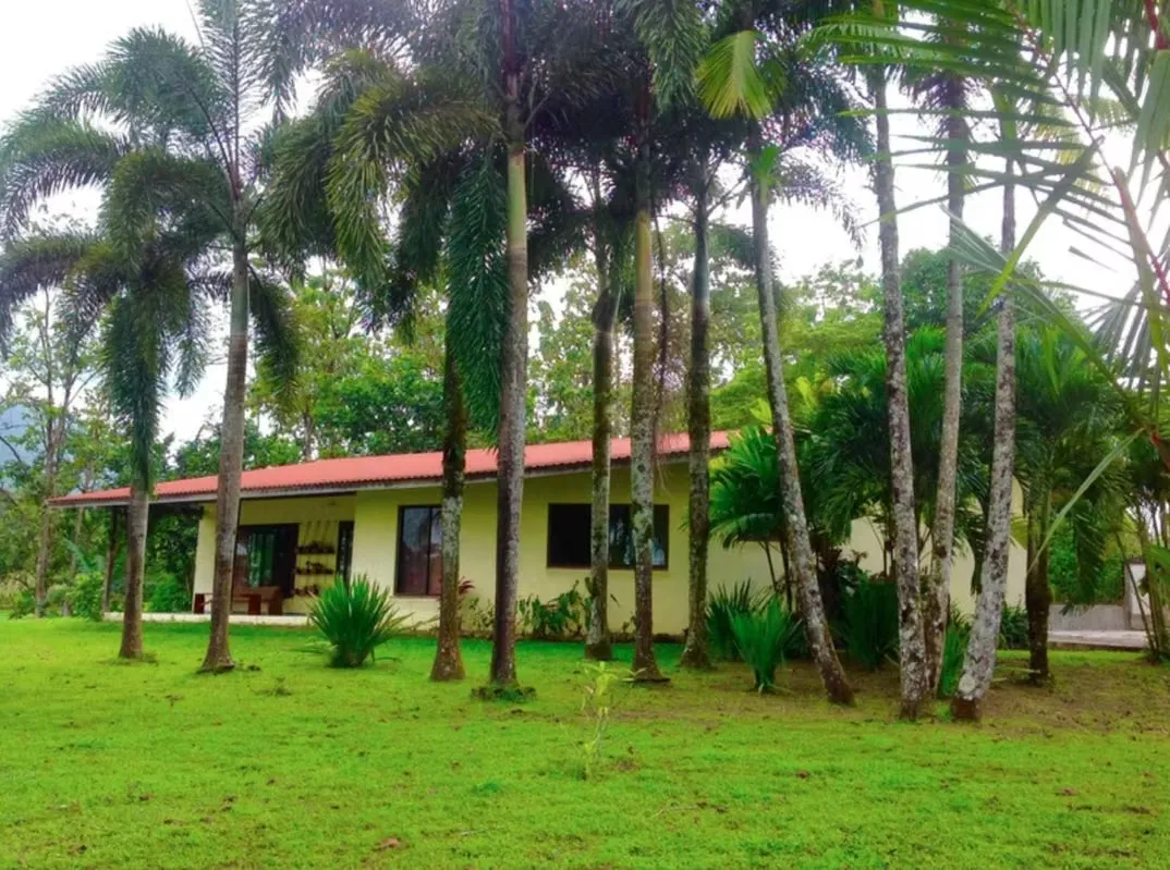 Dos casas en venta en La Fortuna con piscina interior y jardines increíbles