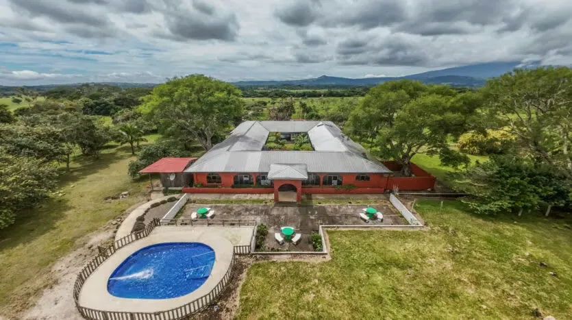 Venta de hotel en Guancaste con vista al volcán Miravalles
