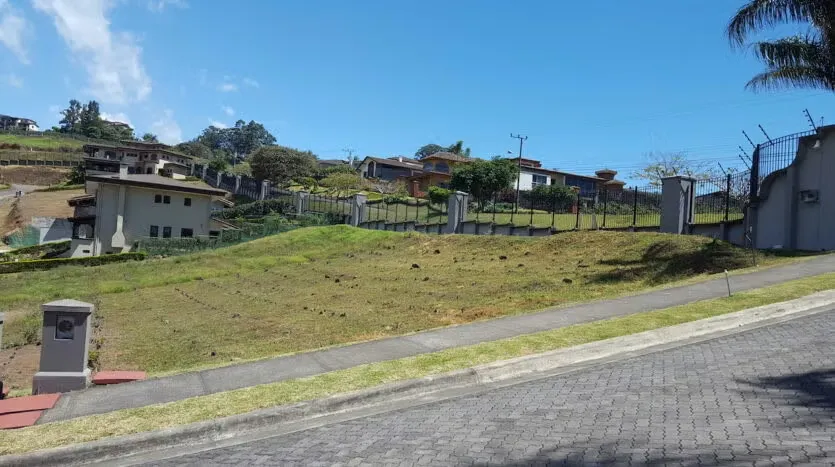 Corner Lot for Sale in Colinas de Montealegre – 851 m²