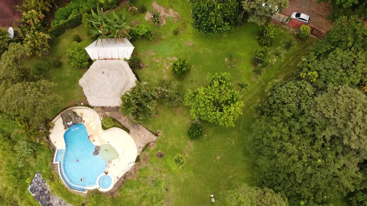 Lote en venta en Naranjo en Quintas Plantation Estates con alberca.