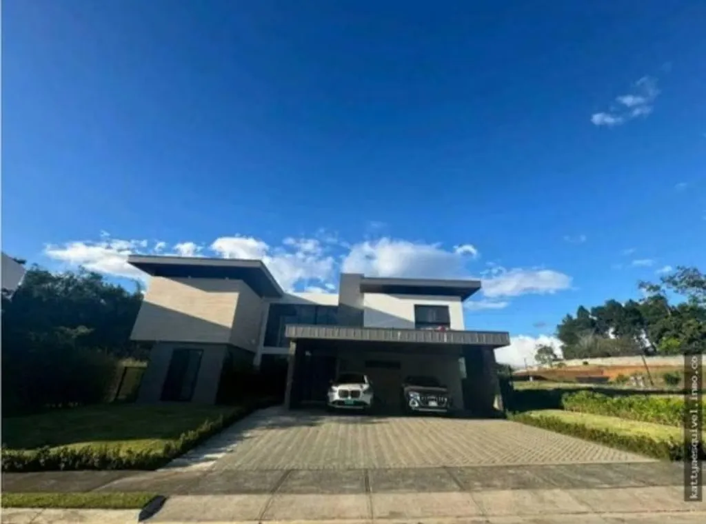Hermosa casa moderna, estilo contemporáneo con acabados de lujo y con amplio jardín.