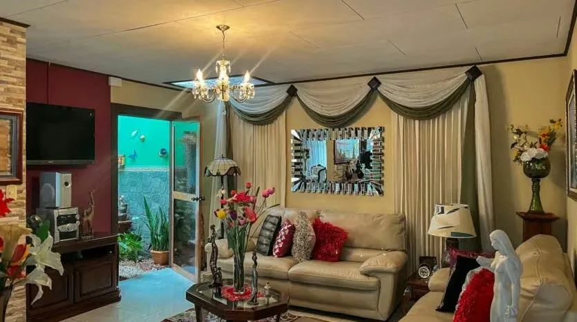 Descubra el hogar perfecto en María Auxiliadora, Aserrí, a pocos metros de Depósito Las Gravilias. Esta hermosa casa de 270 m² de construcción sobre un terreno de ...