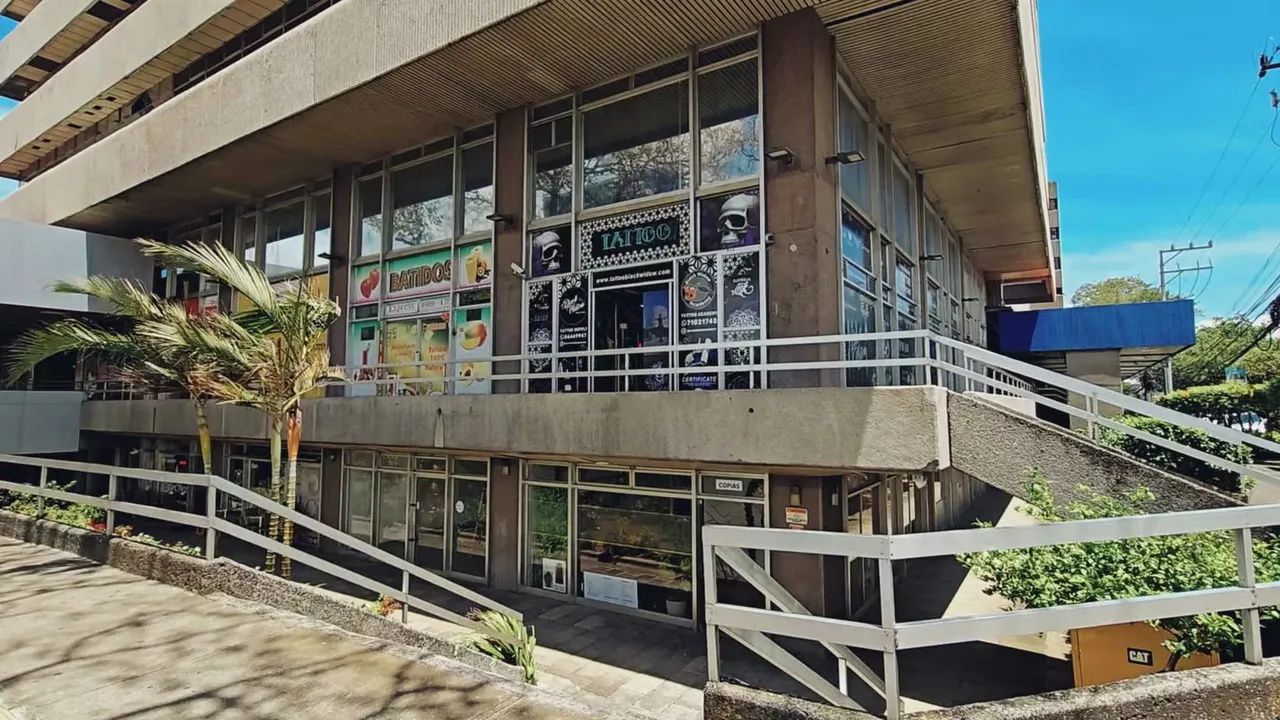 Este encantador local de 9 metros cuadrados se encuentra en un centro comercial Centro Colón, ideal ...