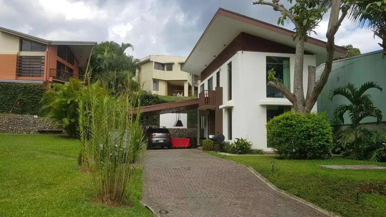 ¡Vive el encanto de Sarchí en esta casa exclusiva en venta!