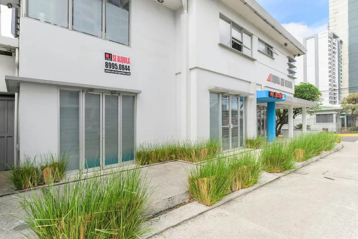 Alquiler Local Comercial Estratégico en Rohrmoser (IVA incluido)