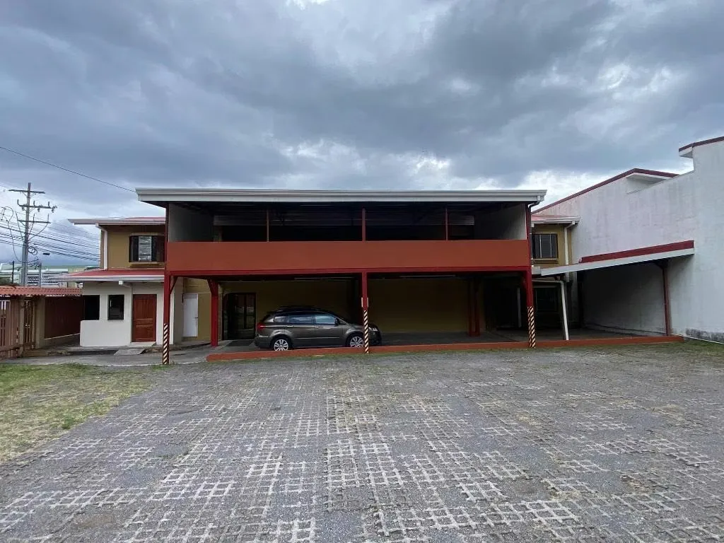 Se alquila espectacular local comercial en La Sabana, zona de alta demanda y prestigio. Este inmueble esquinero de 895 m2 ofrece un amplio ...