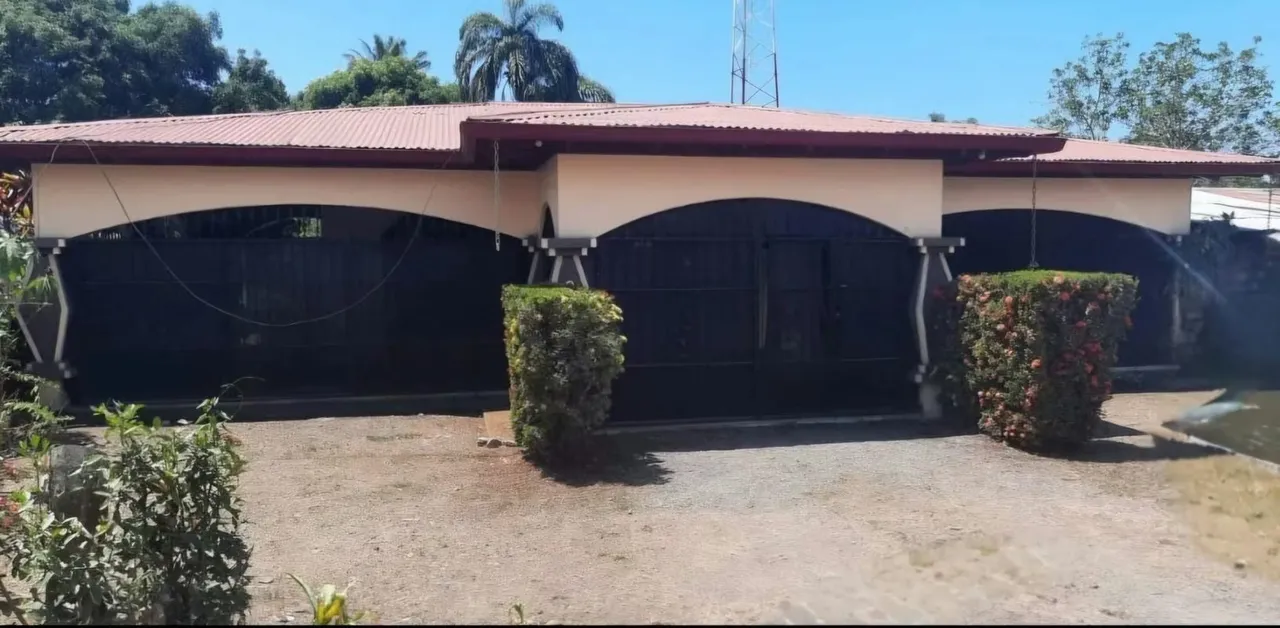 ¡OPORTUNIDAD  PARA VIVIR CERCA DE LA PLAYA ! Hermosa Casa en Venta en Parrita – A Minutos del Mar