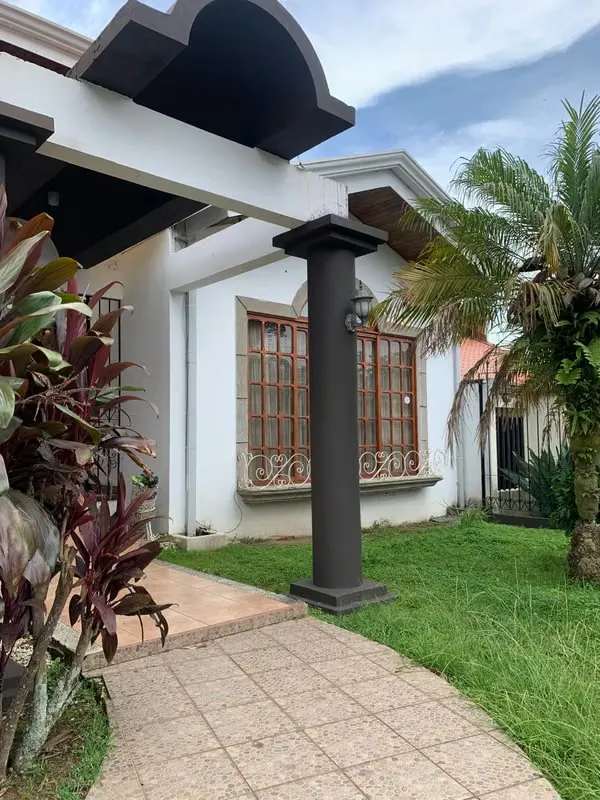 Two-level house in residential in Tres Rios
