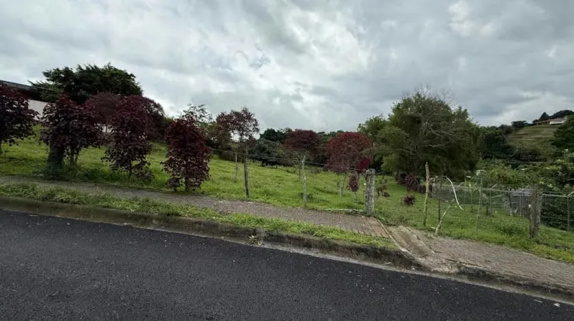 Esta propiedad está a 4 minutos del centro de Coronado, el terreno mide 3.391 m², está ubicado en zona residencial, con viviendas de clase alta en los alrededores. El ...