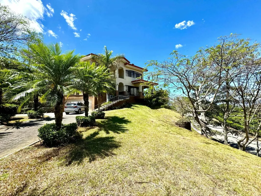 HOUSE FOR SALE - CERRO COLÓN CONDOMINIUM