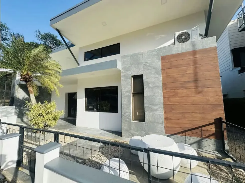 This cozy and well-located home in Huacas is now available for long-term rental. The property features: