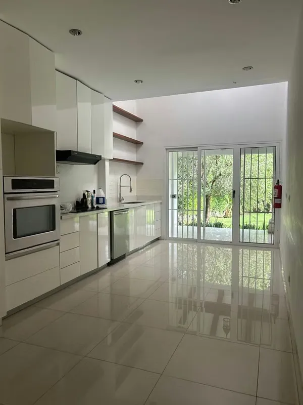 Ubicada en uno de los residenciales más exclusivos y cotizados del oeste de San José, esta hermosa casa de una ...