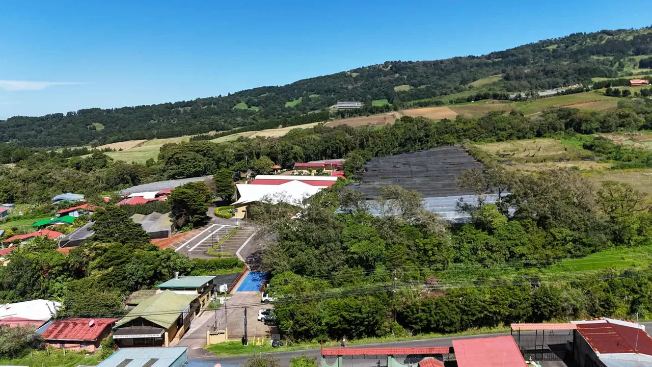 EN VENTA - AMPLIO LOTE  FRENTE A CARRETERA AL VOLCAN POAS – FRAIJANES