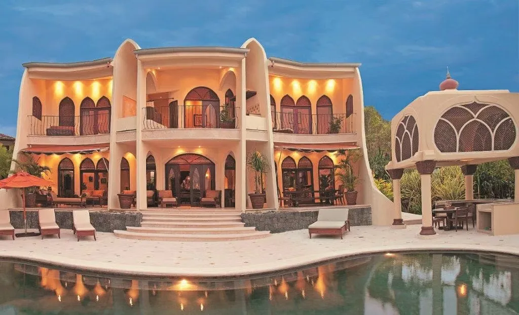 Esta espectacular casa se encuentra en un exclusivo Condominio en la comunidad de Los Sueños Resort ...