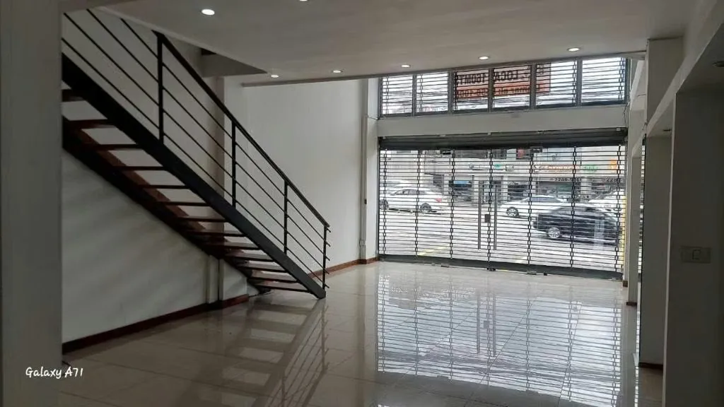 LOCAL EXCLUSIVO EN ESCAZU