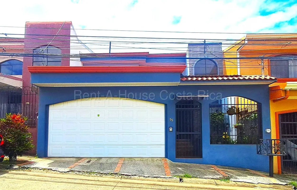 Casa en venta en Heredia. Residencial céntrico, con terraza, mini bar 3 hab. ¡Oportunidad única!