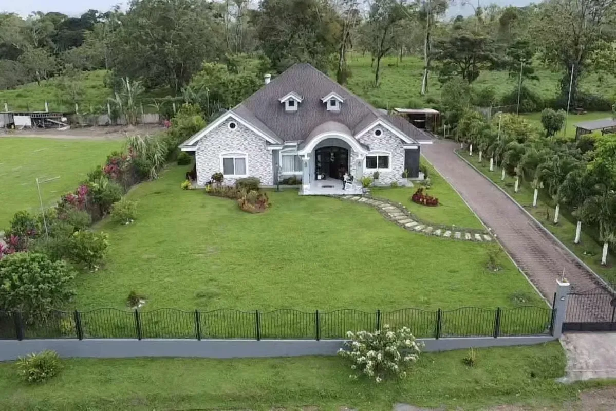 Descubre esta elegante residencia en el exclusivo y seguro Residencial Las Quintas, Venecia, San Carlos. Construida en 2021, combina diseño moderno, amplitud y finos ...