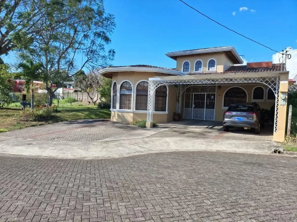 Está preciosa casa de una planta en residencial altos de montenegro tiene la siguiente distribución