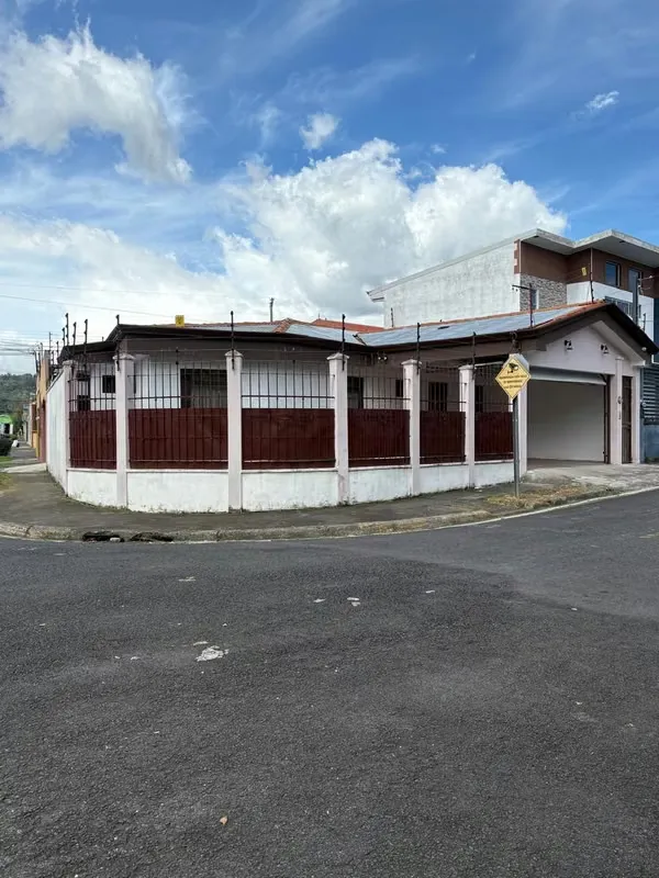 Residencial Monserrat – Casa Esquinera 1 Planta, cerca de todo