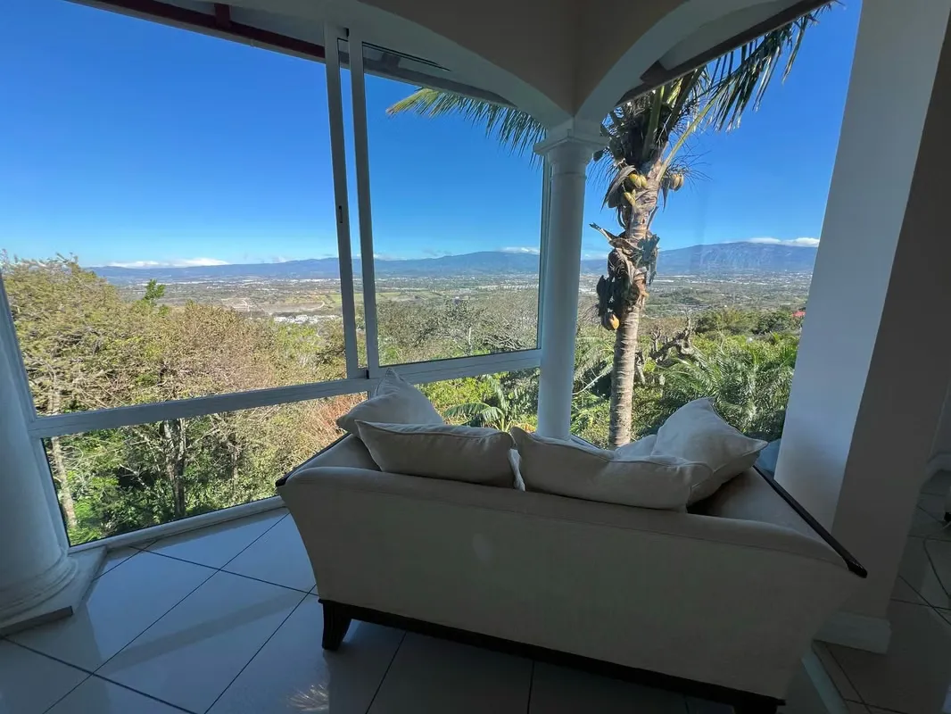 CASA EN VENTA CONDOMINIO. LA TRINIDAD DE MORA. VISTA PANORAMICA 180°. ESPACIOSA