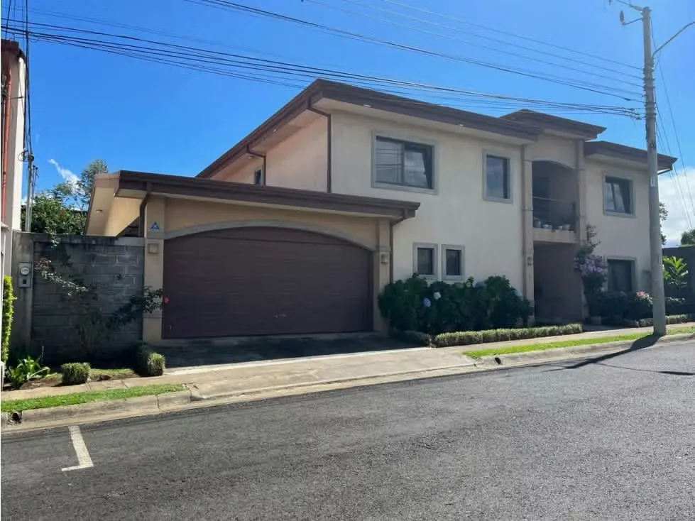 Venta de Casa, San Joaquín de Flores, Condominio Hacienda Las Flores