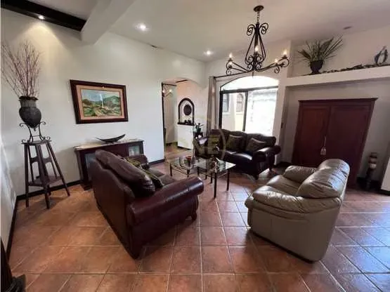 Elegante Residencia en Alajuela