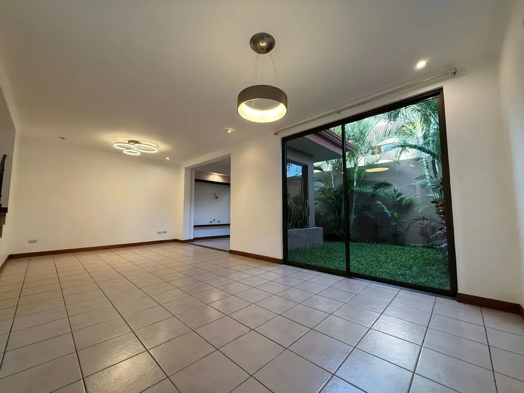 House in Río Escondido Condominium in Piedades de Santa Ana. With 132 m2 of living space, this property offers a cozy and functional ...