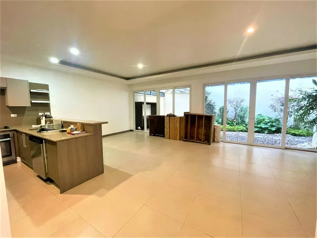 La casa cuenta con sala, comedor y cocina integrados, terraza techada, patio, cuarto de pilas, bodega, medio baño ...