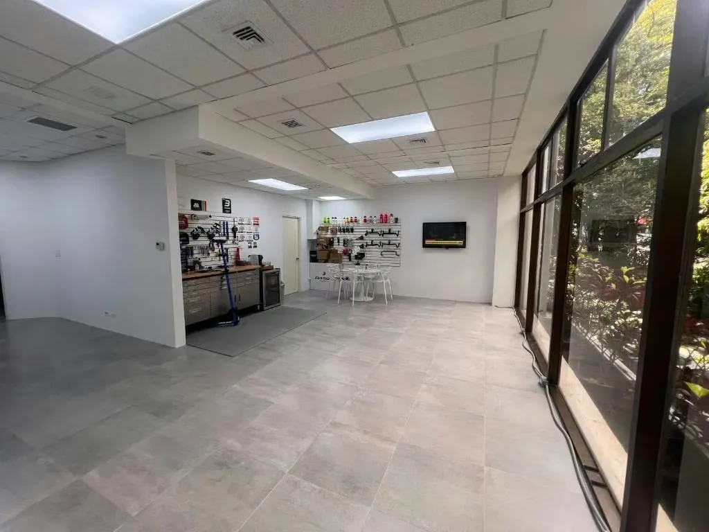 ·      La oficina está ubicada 200 metros oeste (calle vieja a Santa Ana) de La Paco, edificio de ladrillo Llamado Spazio Ejecutivo