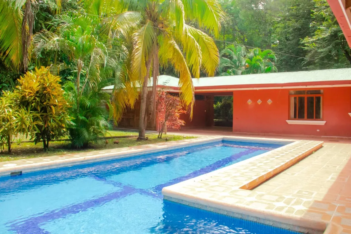 Casa con Piscina Privada y Casa de Huéspedes – Playa Potrero