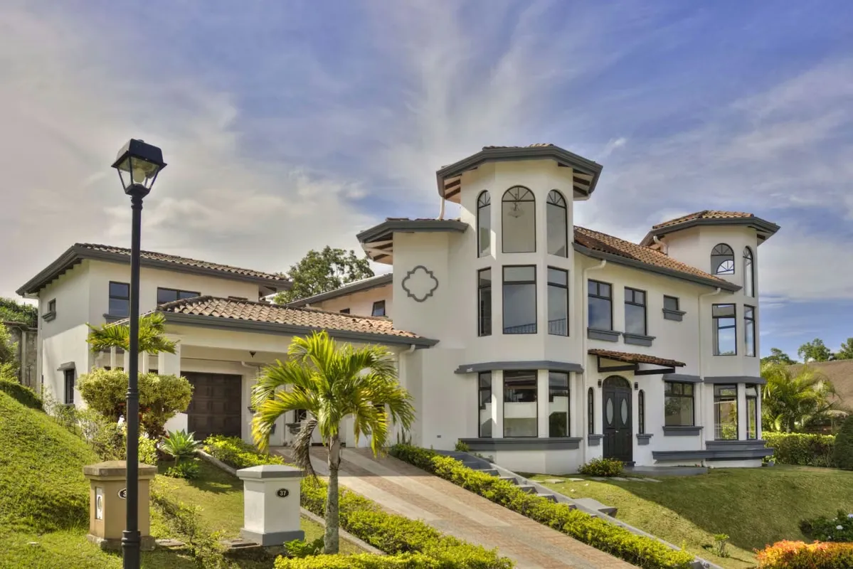 Venta de casa en el Condominio Bosques de Altamonte