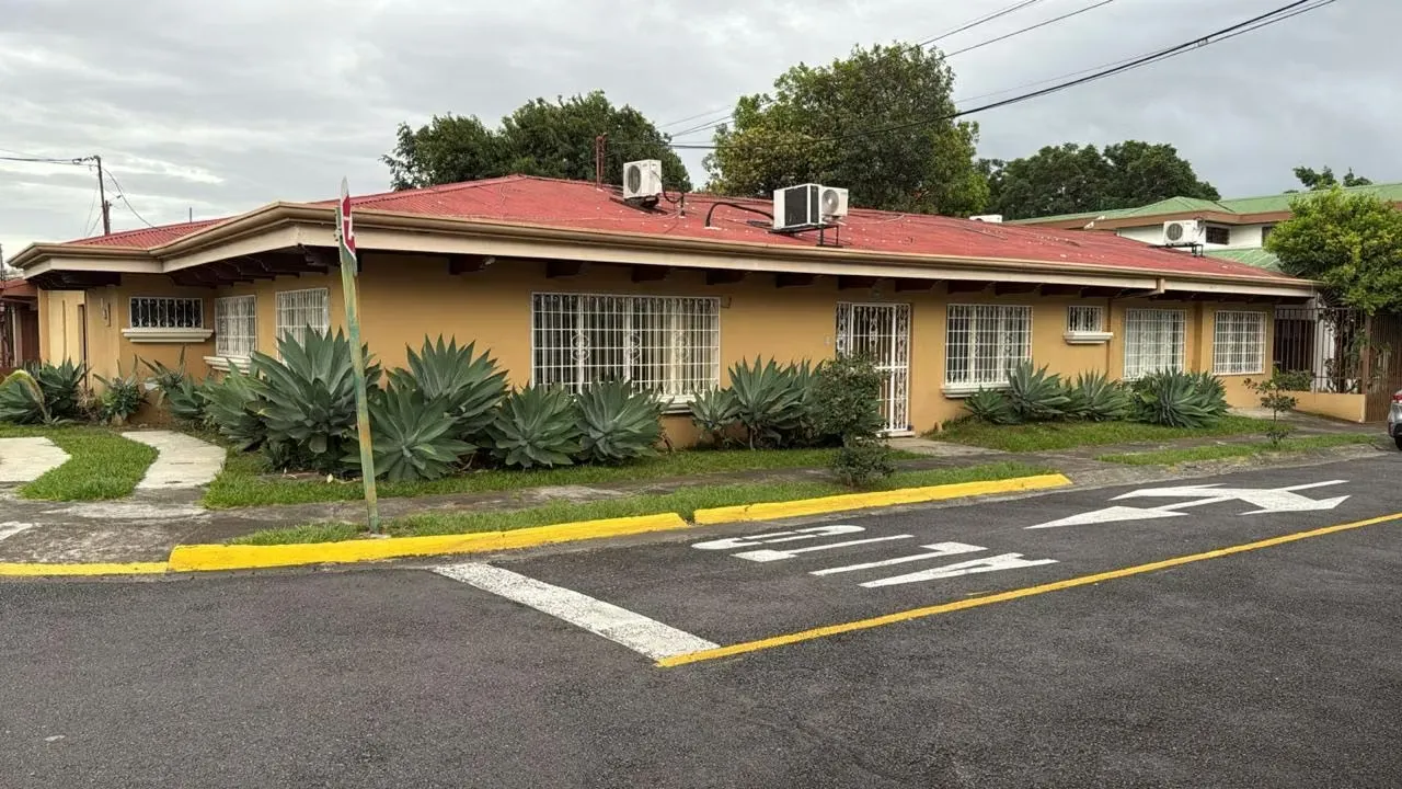 Venta de casa para oficinas o residencia super grande en San José Rohmoser