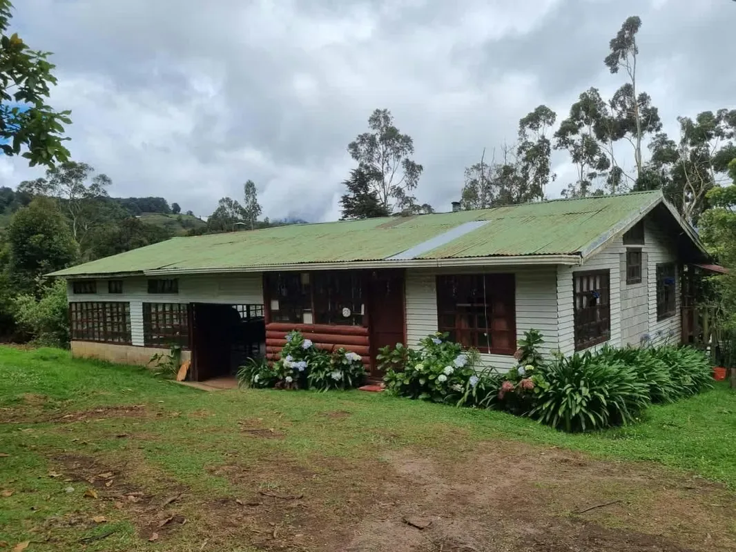 Venta de finca con casa campestre en Copey Dota en lote de 9904 m2