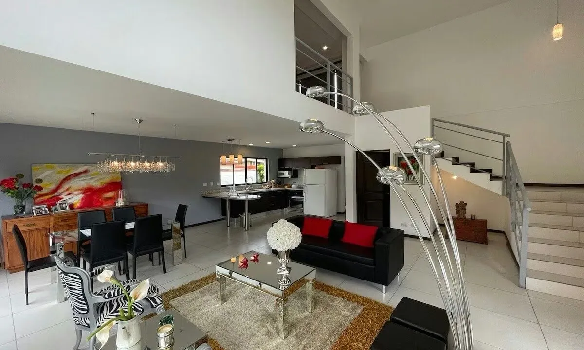 Hermosa Casa tipo Loft en condominio Condo Roble, Piedades, Santa Ana.