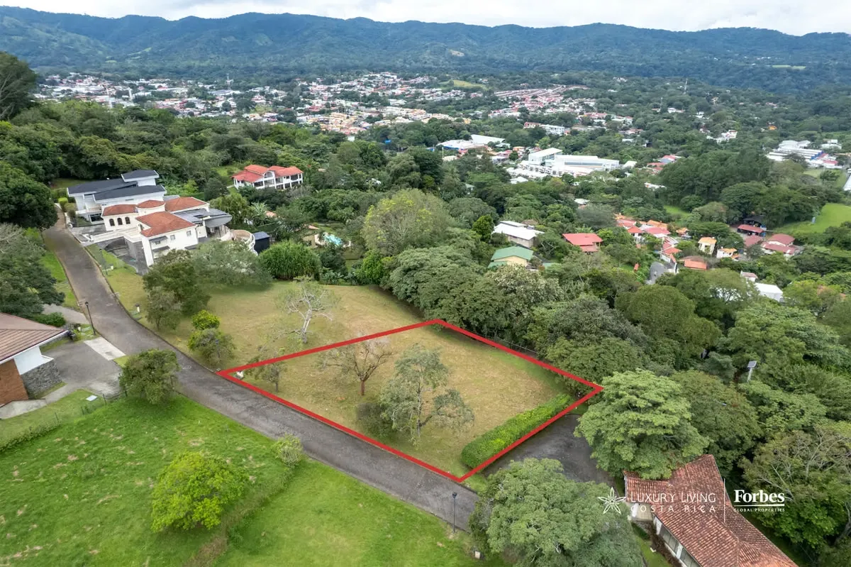 Located within the private Altamira residential community in Colón de Mora, this 1,014.66 m² homesite offers a rare opportunity to build in one of the most peaceful and ...